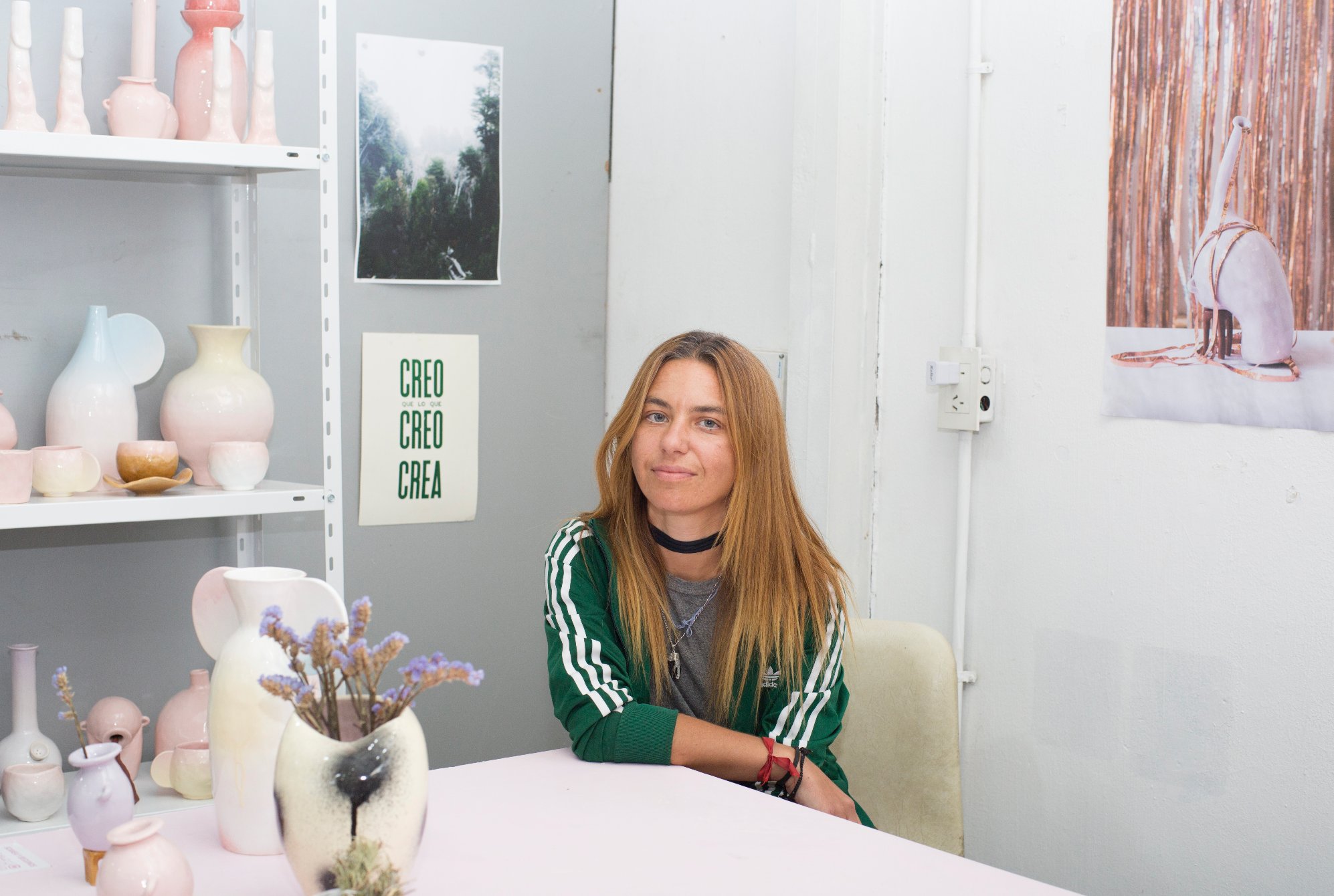 Ana Miró en su taller de cerámica