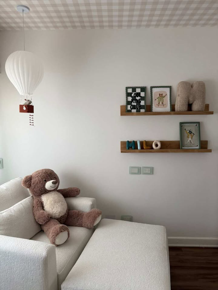 cuarto con letras en estantes